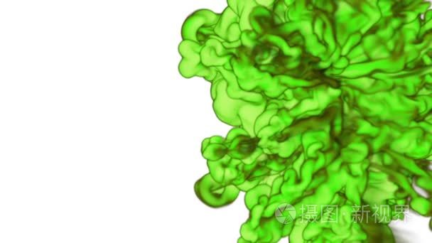 特写有毒的绿色墨水或烟与 alpha 蒙版水下移动的很慢。视觉特效云油墨的过渡、 背景、 叠加和效果。对于 alpha 通道使用