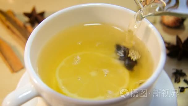 杯加柠檬和茴香茶视频