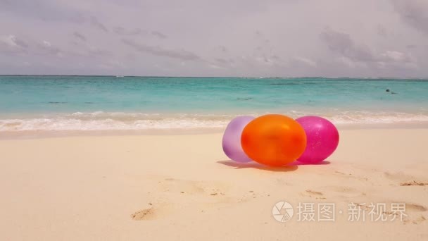 马尔代夫美丽的海滩背景白色沙热带天堂岛与蓝蓝的天空海洋水 4 k 橙色粉色气球
