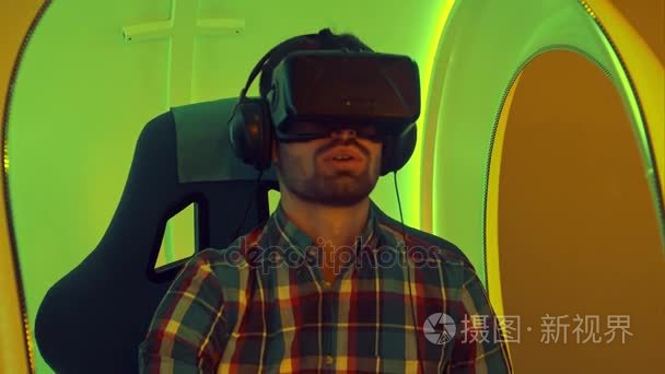 吃惊的人第一次体验虚拟现实视频