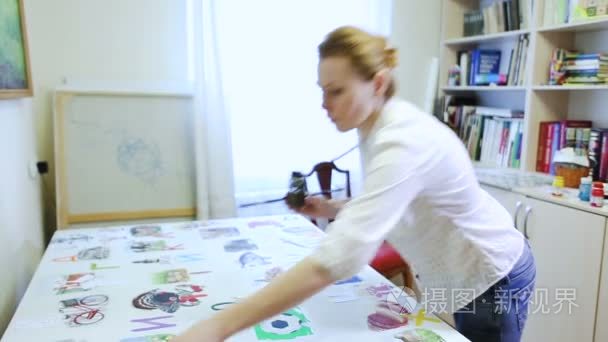 女艺术家绘画水彩颜料视频