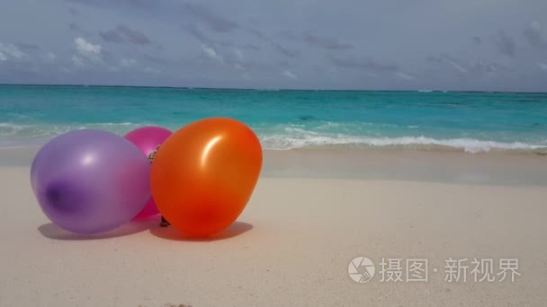 v00939 马尔代夫美丽的海滩背景白色沙热带天堂岛与蓝蓝的天空海洋水 4 k 紫色橙色气球