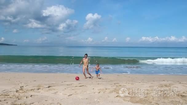 妈妈和儿子在沙滩上玩球视频
