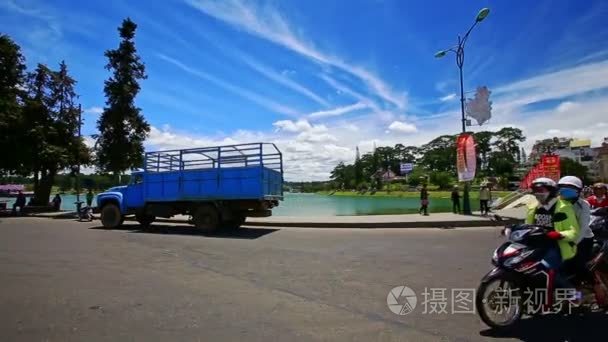 滑板车沿交通道路过去湖视频