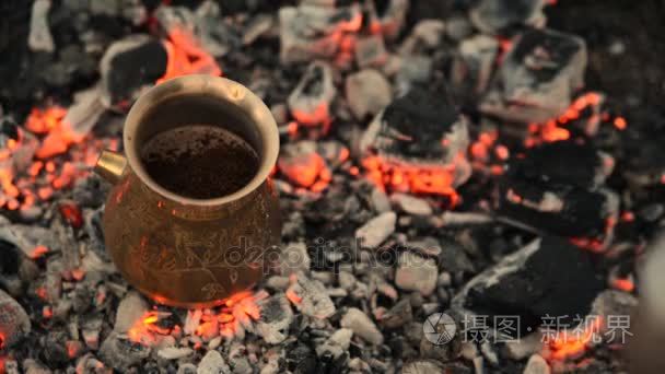 传统工艺烧煤的土耳其咖啡视频