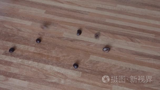 褐色的咖啡粒落在木质的表面视频
