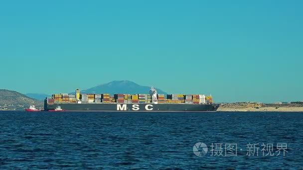 工业船满载集装箱进入港口视频