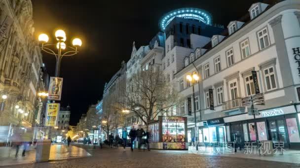 神秘的中央街的布拉格晚上在春天拍作为游戏中时光倒流视频