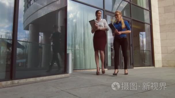 积极的女企业家走近办公中心视频