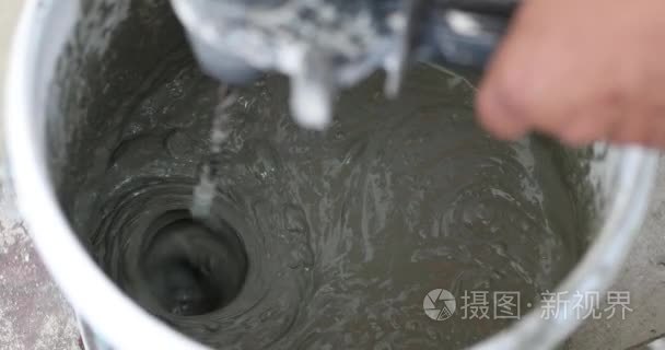 手搅拌混凝土的动力工具视频