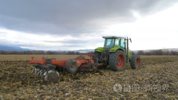 培养农业领域地面的拖拉机视频