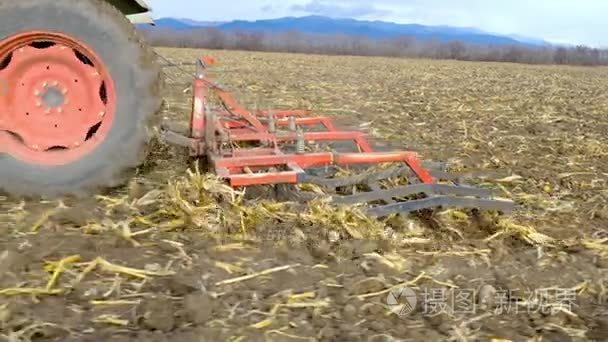 培养农业领域地面的拖拉机视频