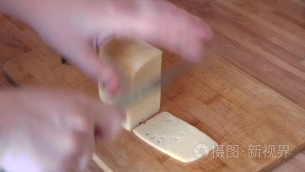 女性手上木板切割奶酪视频