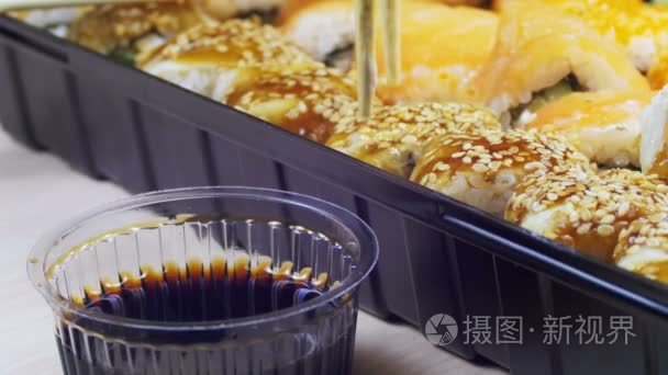 筷子以寿司卷和蘸酱油视频