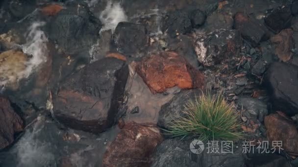 小河与流经山谷的岩石海岸