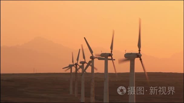 风力涡轮机在落日的天空背景视频