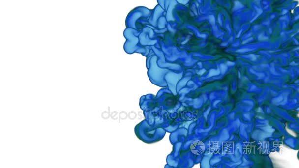 抽象生动的蓝色墨水在水中或效果和合成的黑烟排放。视觉特效墨水云或烟与 alpha 蒙版。超级慢动作拍摄的特写视图。21 版
