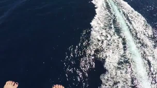 现代摩托艇漂浮在红海迅速在晴朗的一天，在春天视频
