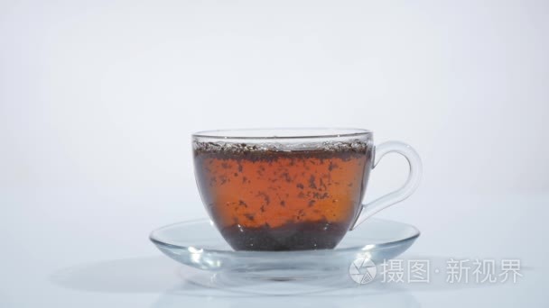 在一个美丽的玻璃杯子泡茶视频