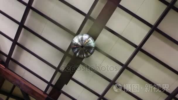 复古挂电风扇从房间的天花板视频