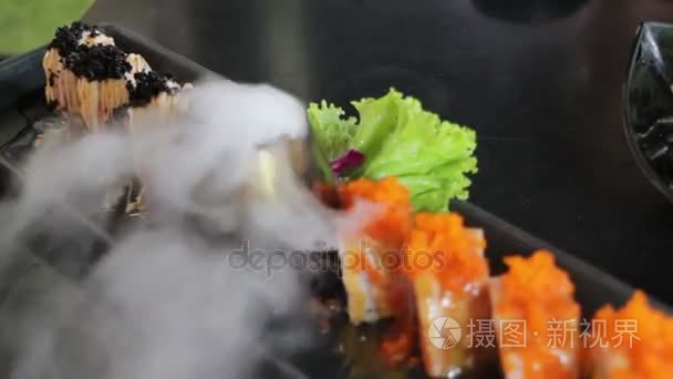烟熏的三文鱼寿司板显示视频