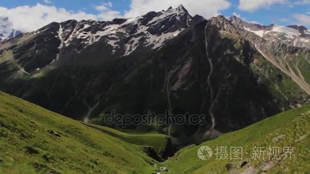 山区的布鲁斯地区走视频