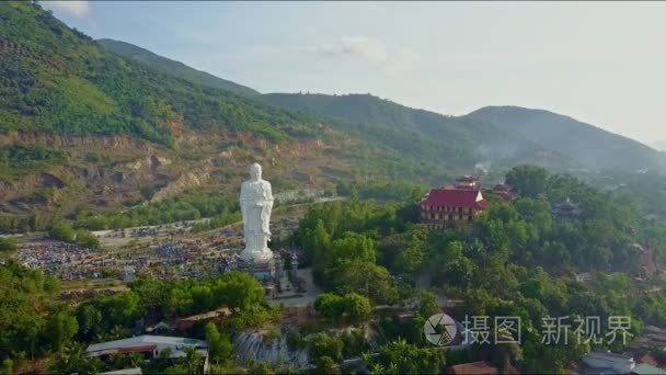 佛像的佛教寺庙和村庄附近视频