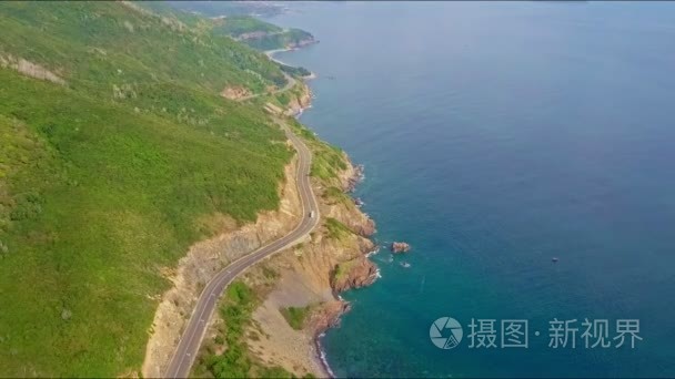 公路上陡的岩石坡沿海洋视频