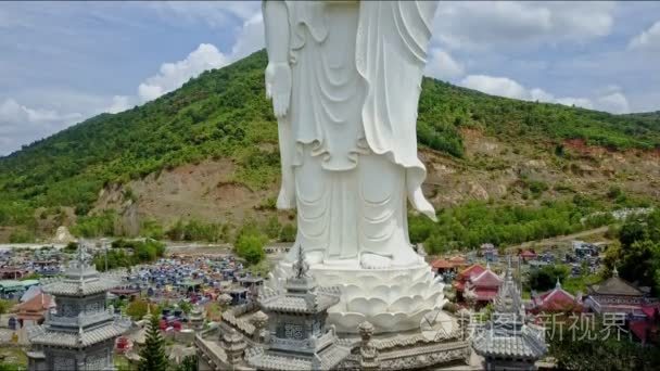 佛像的佛教寺庙和村庄附近视频
