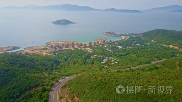 公路上陡的岩石坡沿海洋视频