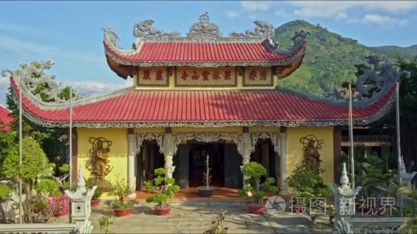 楼梯装饰花盆到上面的佛教寺庙视频