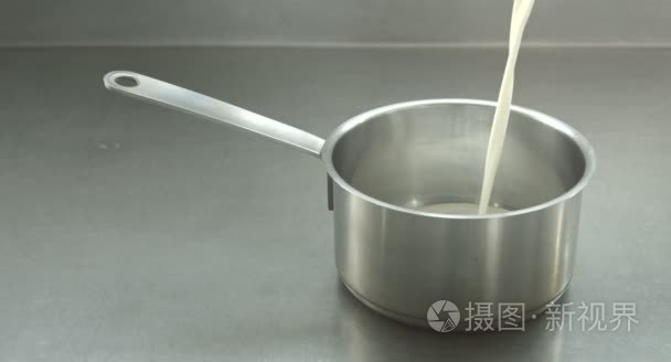 关闭从上壶罐里的牛奶倒了视频