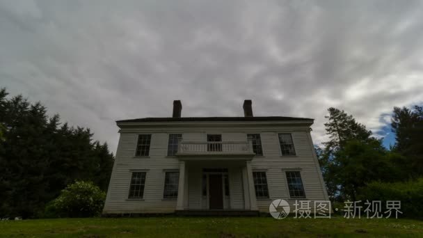 超高清 4 k 时间推移电影暴风雨乌云和上空被遗弃的房子在俄勒冈州波特兰 4096  2304 到