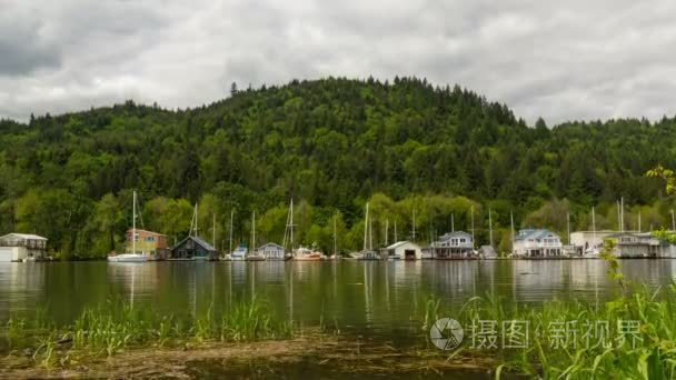 暴风雨前的乌云和浮动船和帆船在索维岛波特兰俄勒冈州春天季节 4 k 到威拉米特河沿岸上空的时间推移视频