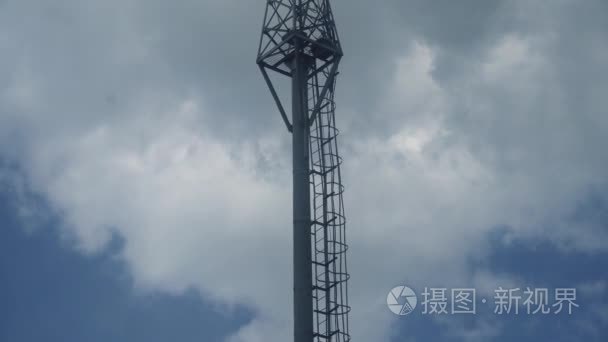 移动通信塔在云和雨的背景视频