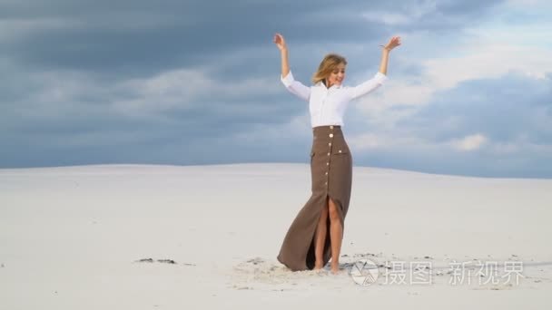 云背景沙漠中的美丽的女孩舞蹈视频