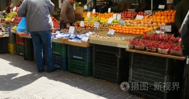 当地人和游客购物为一些水果视频