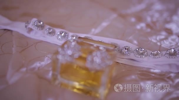 香水和珠宝上婚礼配件新娘关闭了新娘