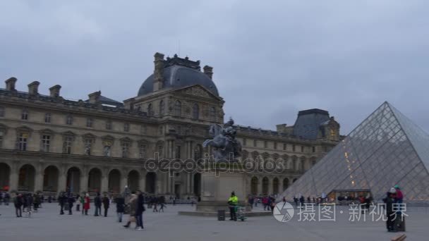 在巴黎的罗浮宫博物馆视频