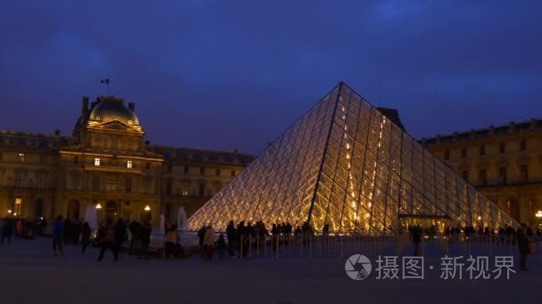 在巴黎的罗浮宫博物馆视频