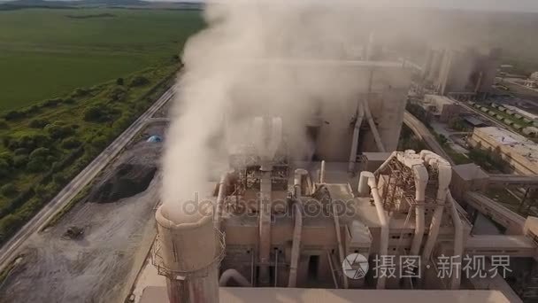 大型工业水泥混凝土建厂俄罗斯斯帕斯克达利尼区域中心。滨海边疆区。密切的烟管管污染