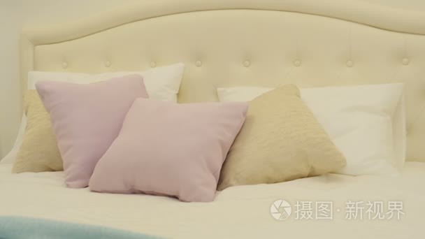 在明亮的床上的枕头视频
