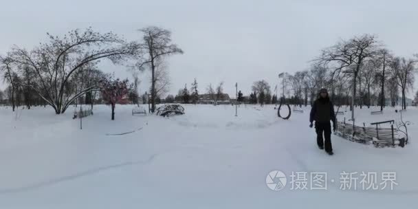 360vr 视频马蹄形在雪园的地方为婚礼照片雕刻桥美丽的小镇风景游客拍摄旅行到乌克兰