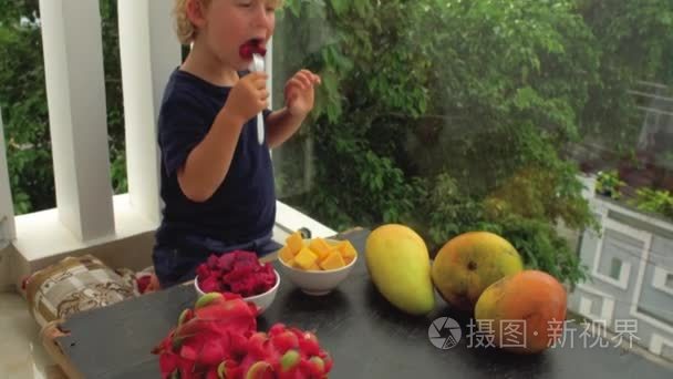 吃芒果的小可爱男孩视频