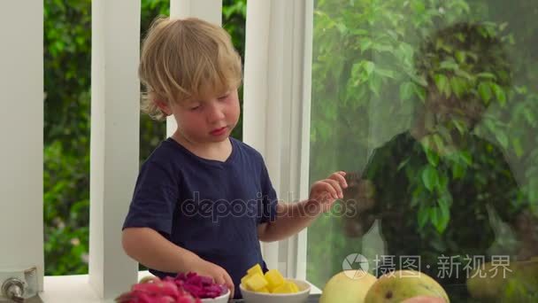 吃芒果的小可爱男孩视频
