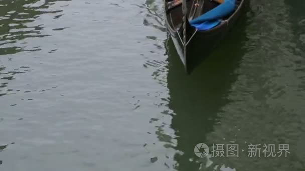 夫妇浮动贡多拉运河沿岸视频