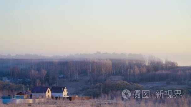 俄罗斯农村早春浮雾的清晨