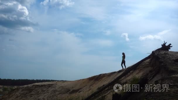 一个年轻的田径女子走在山顶上视频