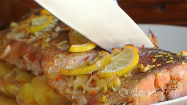 烤三文鱼配菠萝和板上的柠檬片视频