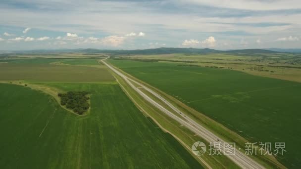 长长的直道公路农业领域。农业敞开空间地平线。滨海边疆区俄罗斯符拉迪沃斯托克 （海参崴）。夏天阳光灿烂的日子美丽的云彩。4 k